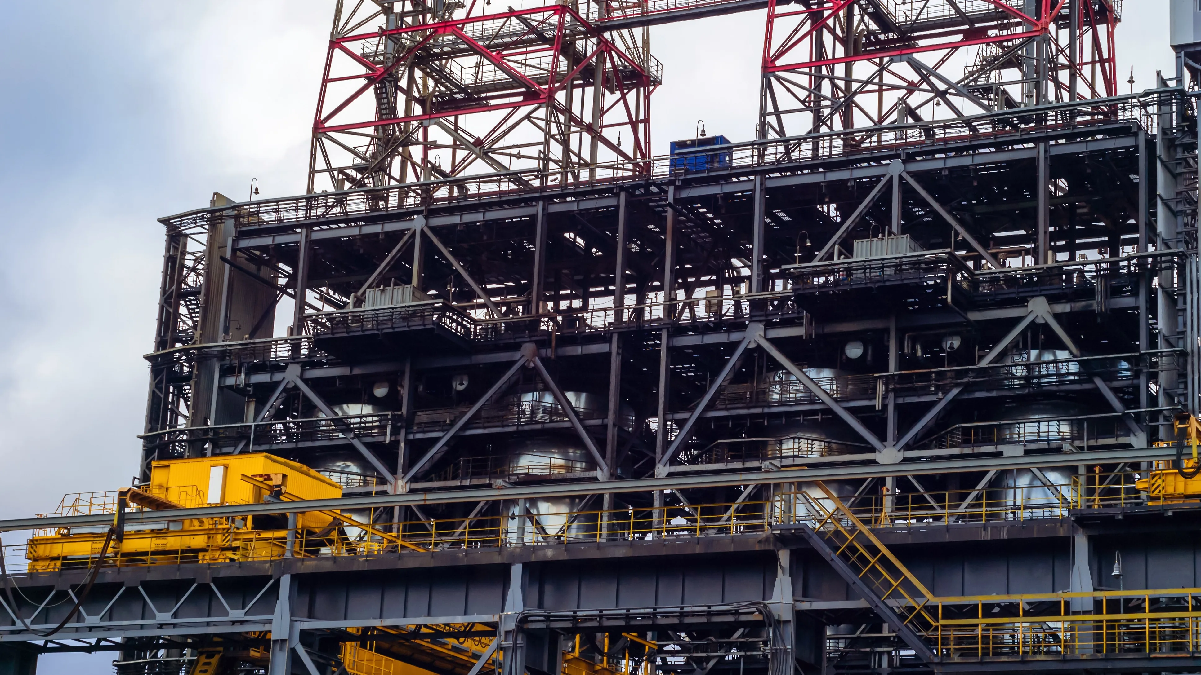 Coke drums in a refinery delayed coking unit